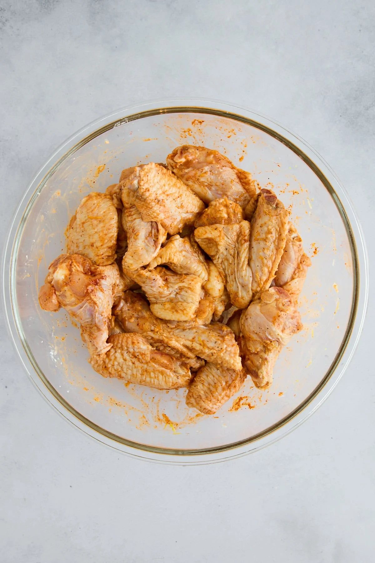 Seasoned raw chicken wings.