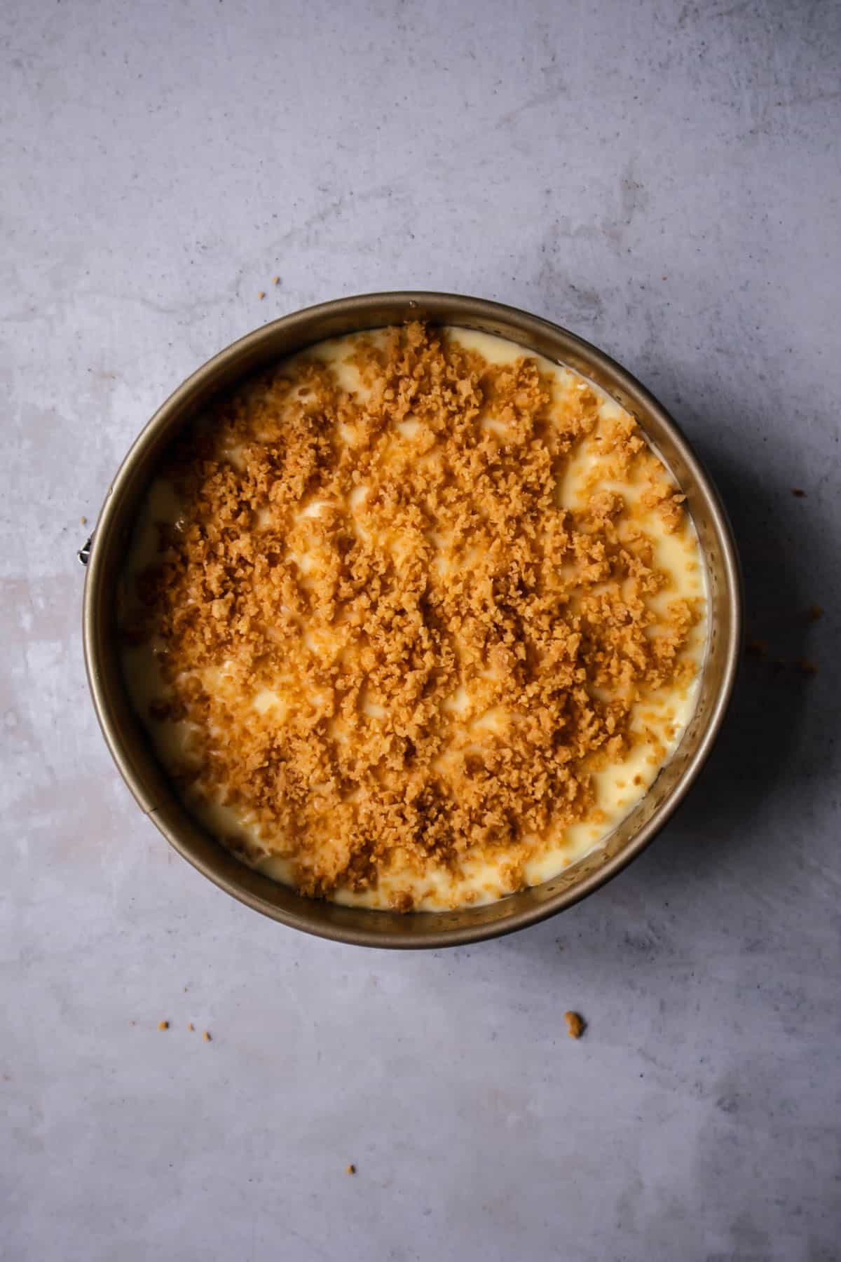 graham cracker crumbs spread on top of the pudding layer of banofee pie
