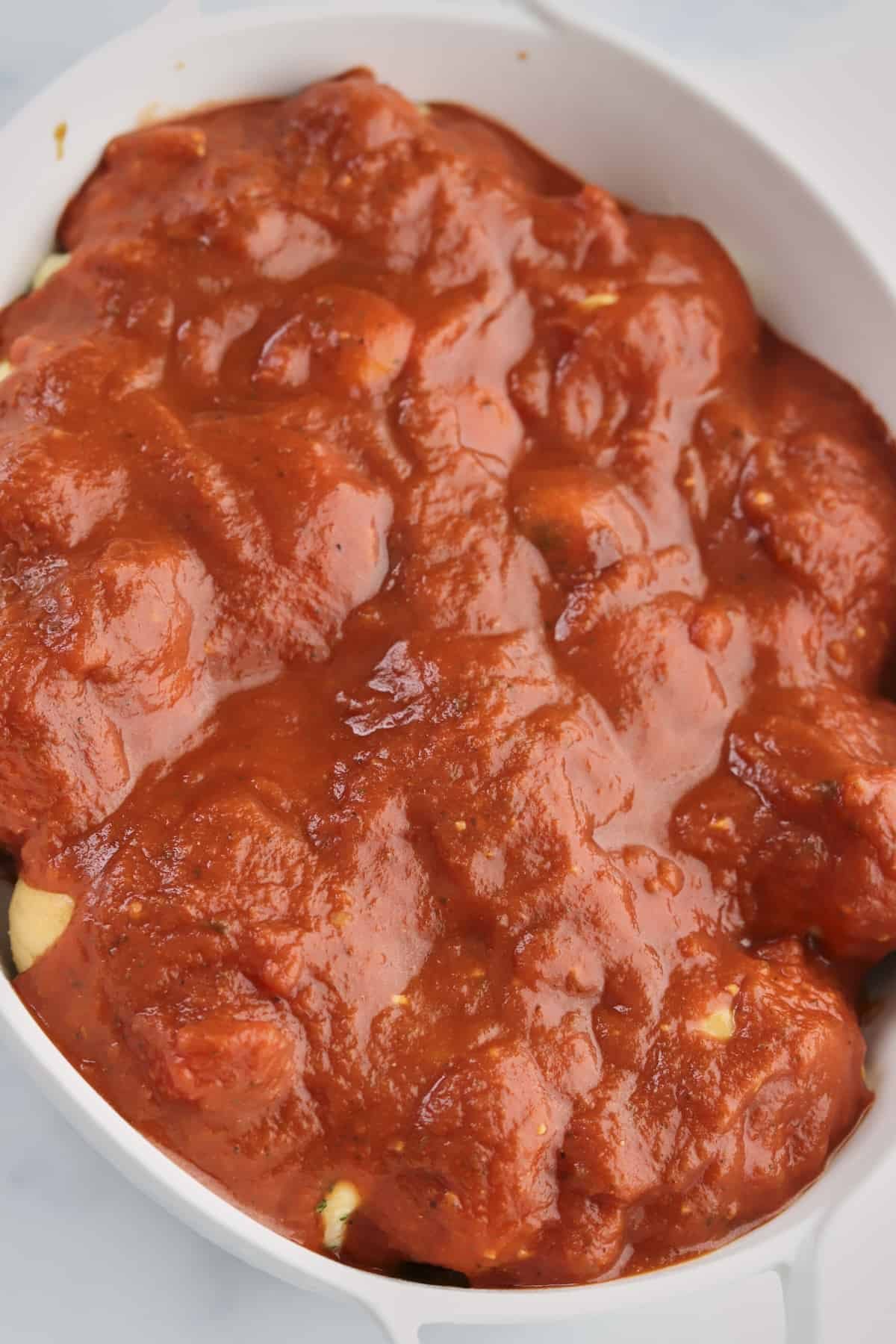 garlic knots topped with marinara