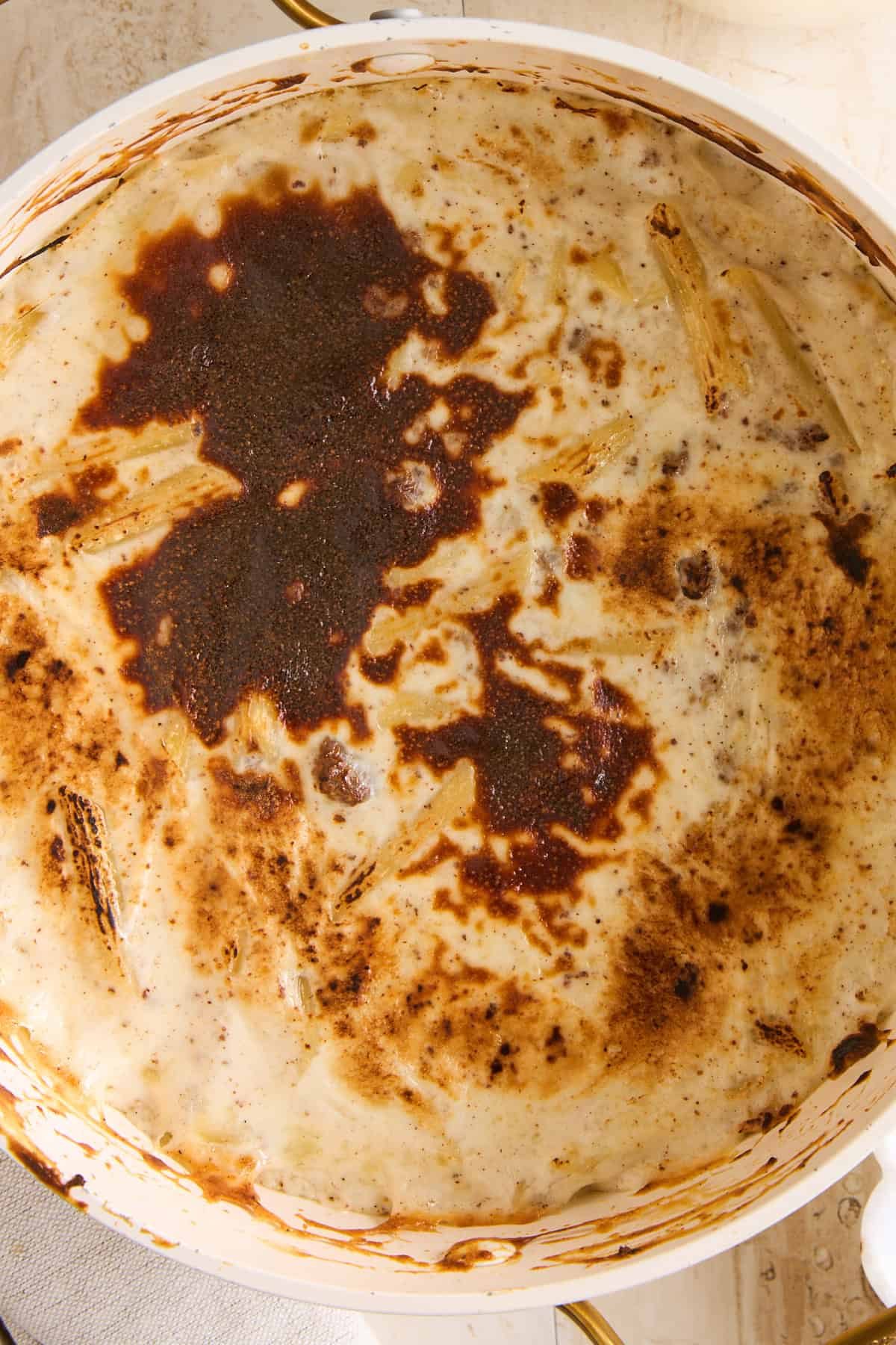 A pot full of macarona bechamel.