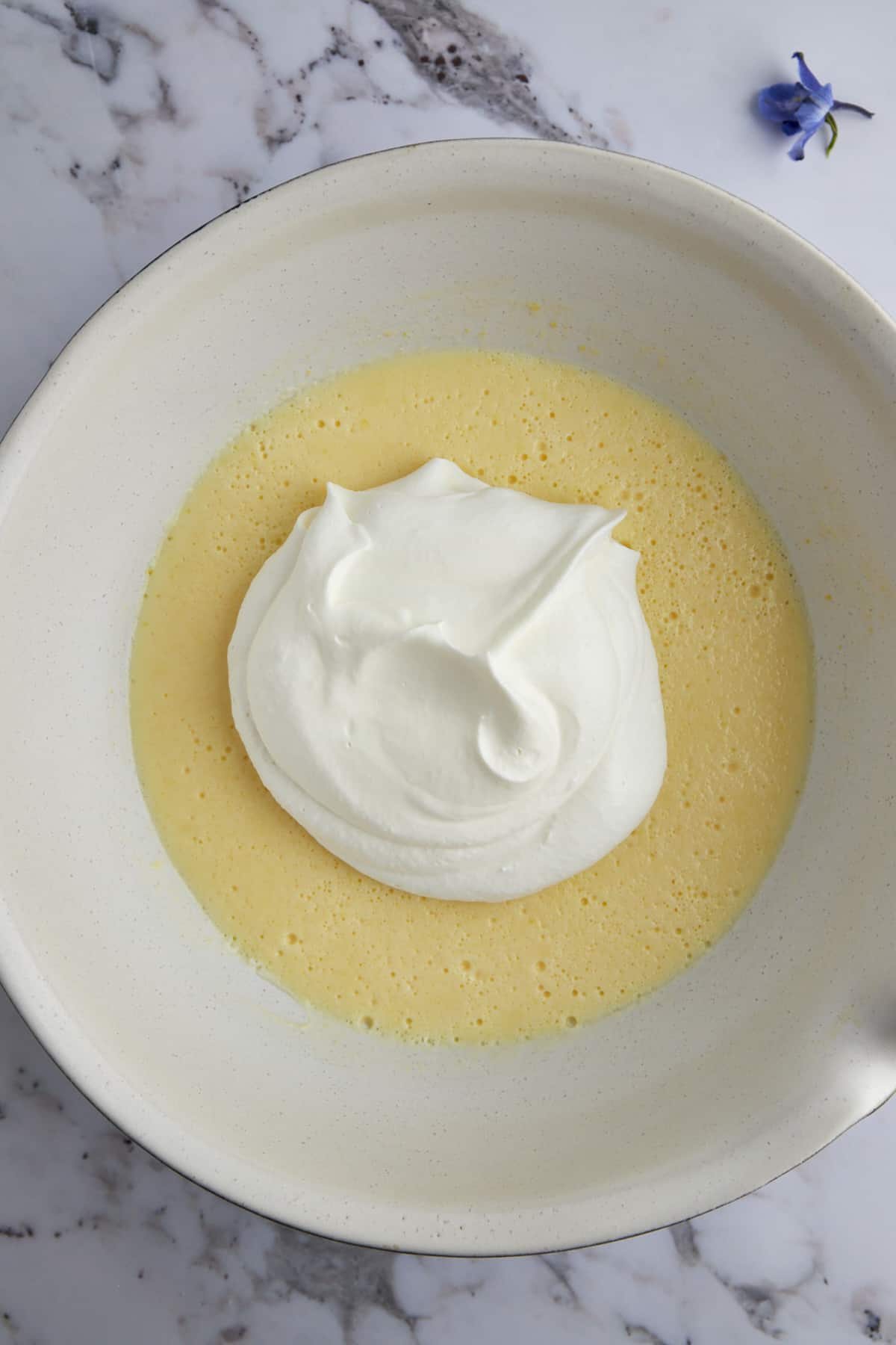 Pudding mix and Cool Whip in a large bowl.