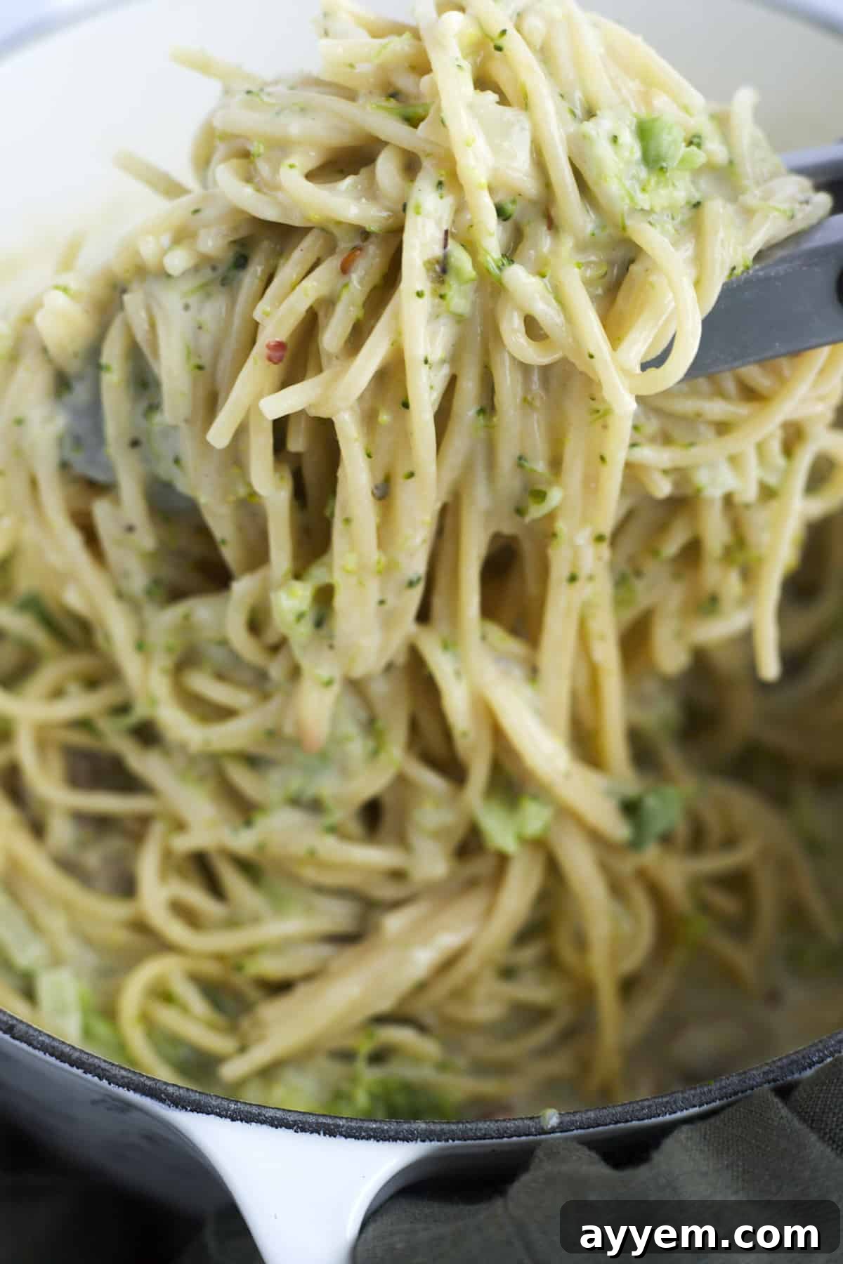 Effortless Primavera One-Pot Wonders 4 tongs grabbing a helping of one pot pasta primavera