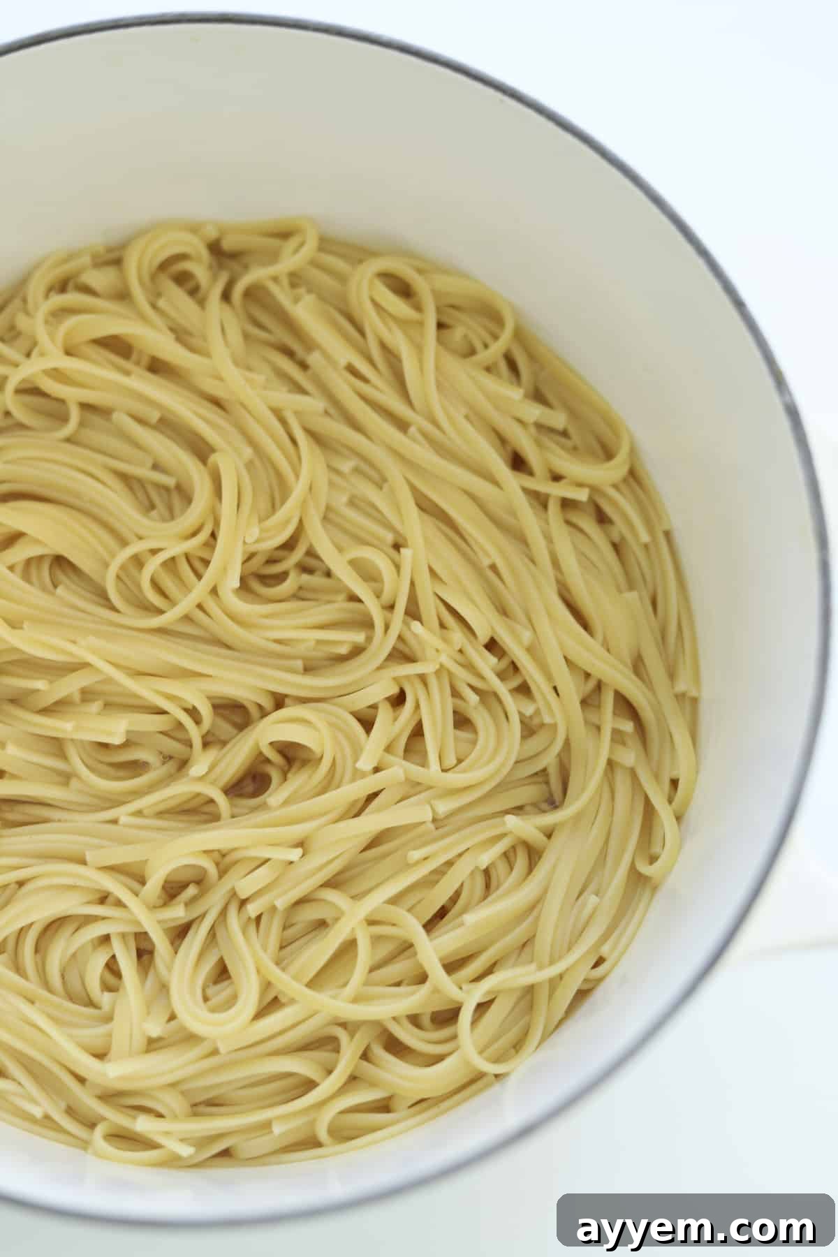 Ultimate One Pot Cacio e Pepe 4 Perfectly cooked spaghetti noodles glistening with sauce in a single pot, ready to be served.
