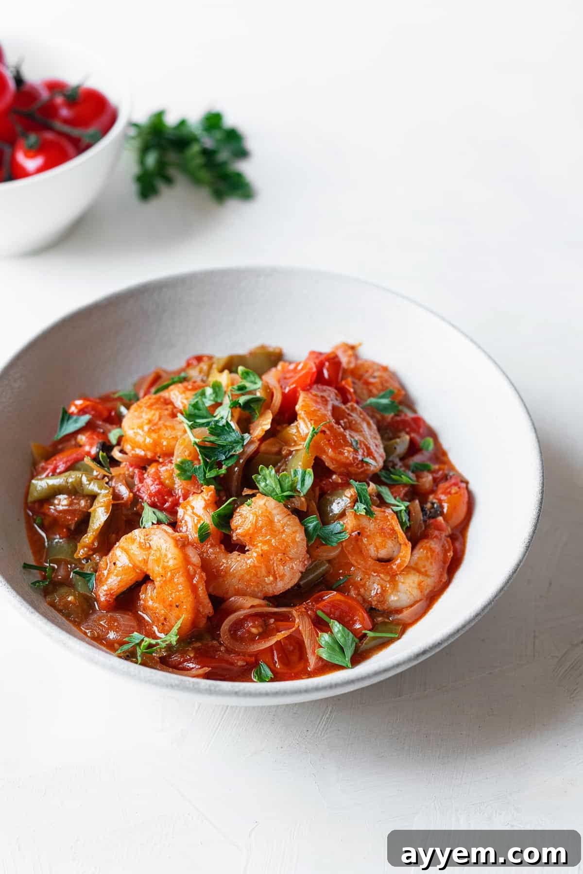 side view of shrimp and tomato in a plate 