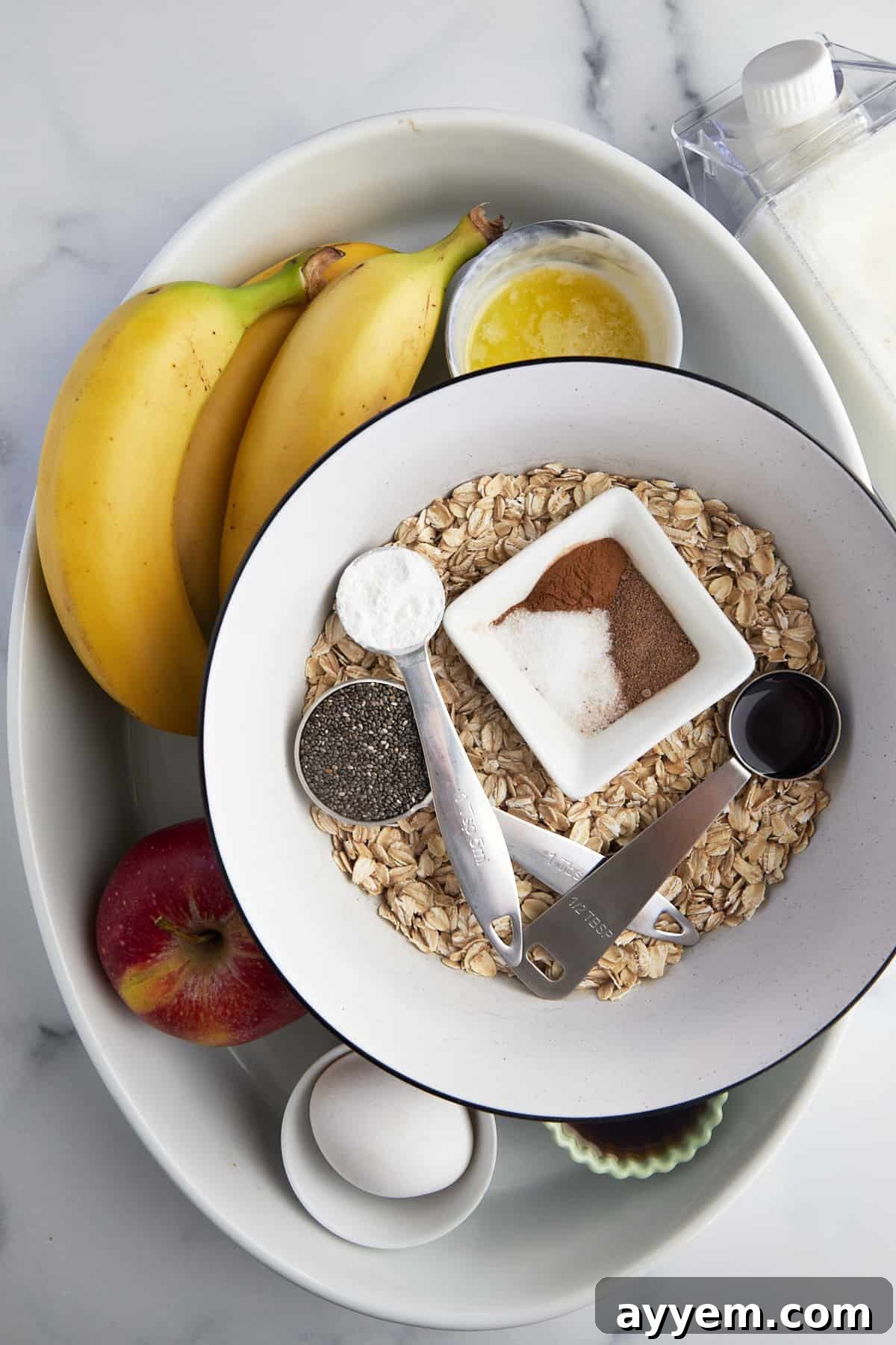 Ingredients needed to make cinnamon baked apple oatmeal. 
